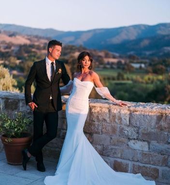 Wells Adams with his wife Sarah Hyland on their wedding day